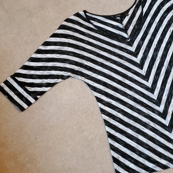 Apt.9 size Medium 3/4 sleeved chevron top - Picture 7 of 8